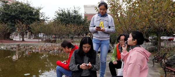 Cô gái với điện thoại thông minh. - Sputnik Việt Nam