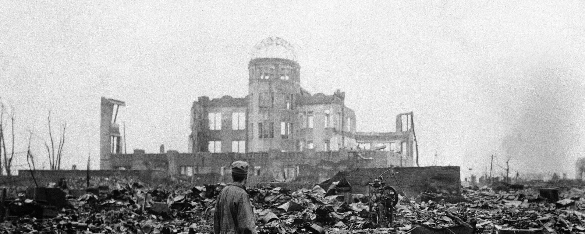 Phóng viên trước một rạp chiếu phim bị phá hủy ở Hiroshima, ngày 8 tháng 9 năm 1945 - Sputnik Việt Nam, 1920, 06.08.2023