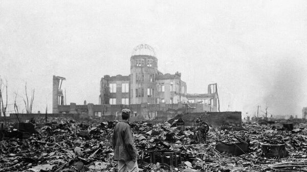 Phóng viên trước một rạp chiếu phim bị phá hủy ở Hiroshima, ngày 8 tháng 9 năm 1945 - Sputnik Việt Nam