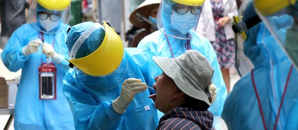 Nhân viên y tế đến tận nhà lấy mẫu xét nghiệm cho người lớn tuổi, sức đề kháng kém có nguy cơ lây nhiễm cao - Sputnik Việt Nam