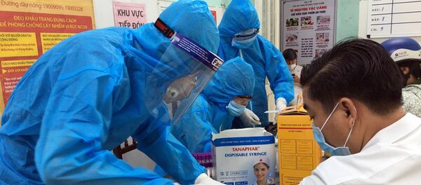Lấy mẫu xét nghiệm nhanh SARS-CoV-2 tại thành phố Huế. - Sputnik Việt Nam