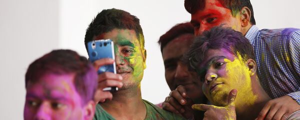 Lễ hội Holi của người theo đạo Hindu ở thành phố Srinagar, Ấn Độ Lễ hội Holi của người theo đạo Hindu ở thành phố Srinagar, Ấn Độ - Sputnik Việt Nam