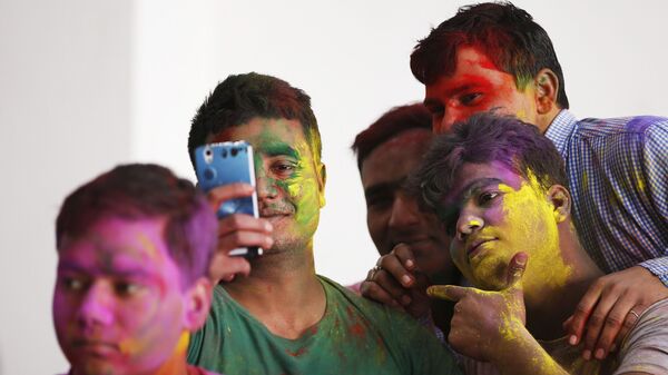 Lễ hội Holi của người theo đạo Hindu ở thành phố Srinagar, Ấn Độ  - Sputnik Việt Nam