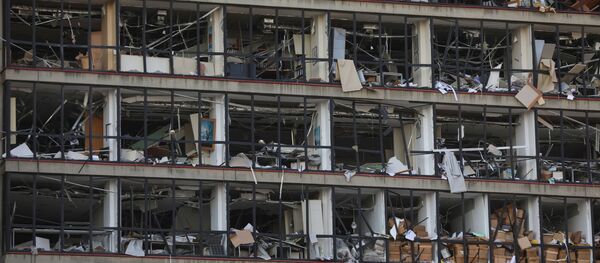 Kính cửa vỡ trong tòa nhà gần cảng Beirut, nơi xảy ra vụ nổ mạnh  - Sputnik Việt Nam