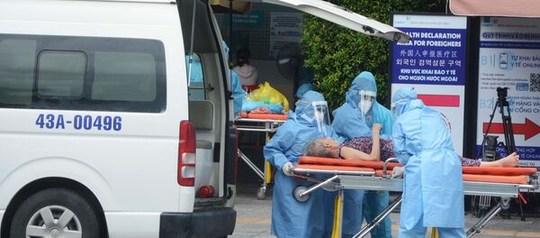 Các nhân viên y tế đang khẩn trương đưa bệnh nhân vào điều trị tại Bệnh viện Gia Đình. - Sputnik Việt Nam