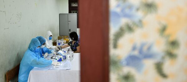 Tại trung tâm xét nghiệm nhanh Tại trung tâm xét nghiệm nhanh - Sputnik Việt Nam