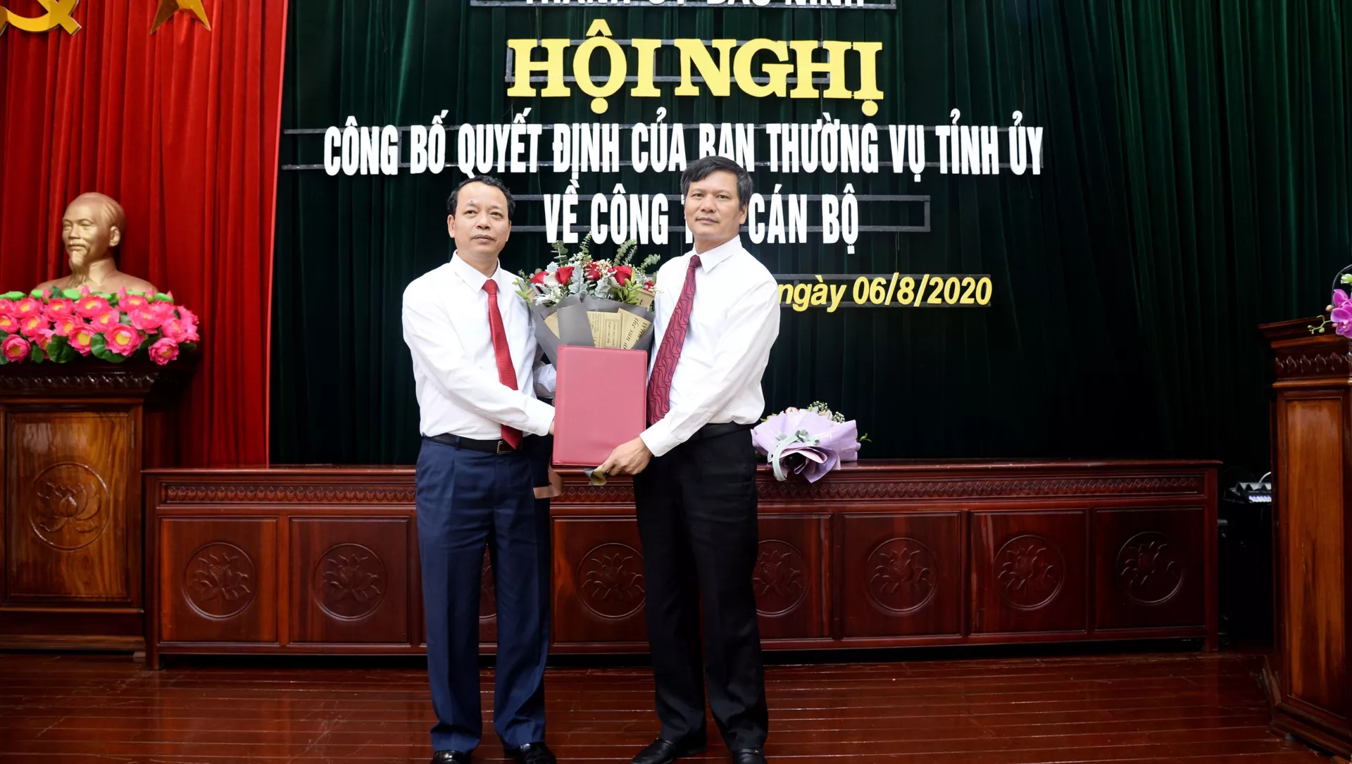 Đồng chí Nguyễn Quốc Chung, Phó Bí thư Tỉnh ủy, Chủ tịch HĐND tỉnh Bắc Ninh (trái) trao Quyết định cho đồng chí Tạ Đăng Đoan.