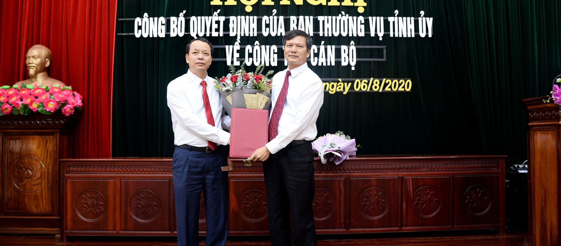 Đồng chí Nguyễn Quốc Chung, Phó Bí thư Tỉnh ủy, Chủ tịch HĐND tỉnh Bắc Ninh (trái) trao Quyết định cho đồng chí Tạ Đăng Đoan. - Sputnik Việt Nam, 1920, 06.08.2020