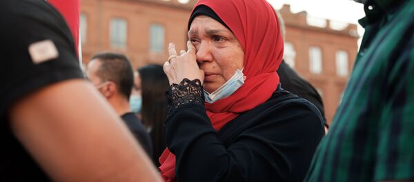 Người phụ nữ khóc trong cuộc họp ở Toulouse, Pháp, ủng hộ các nạn nhân của vụ nổ ở Beirut - Sputnik Việt Nam