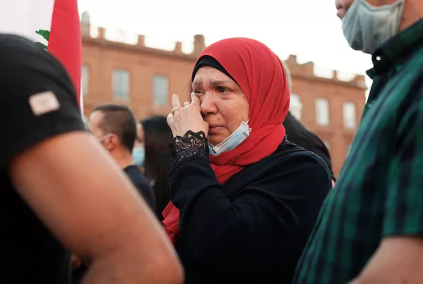 Người phụ nữ khóc trong cuộc họp ở Toulouse, Pháp, ủng hộ các nạn nhân của vụ nổ ở Beirut Người phụ nữ khóc trong cuộc họp ở Toulouse, Pháp, ủng hộ các nạn nhân của vụ nổ ở Beirut - Sputnik Việt Nam