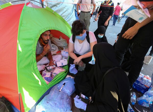 Tình nguyện viên quyên góp hàng cứu trợ nhân đạo cho nạn nhân vụ nổ ở cảng Beirut, Lebanon - Sputnik Việt Nam