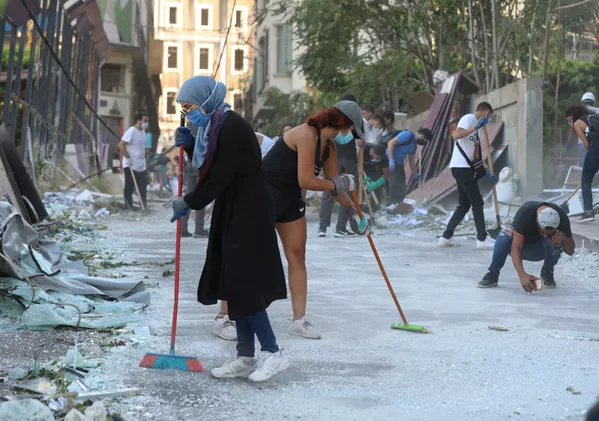 Tình nguyện viên dọn dẹp đường phố bị ảnh hưởng bởi vụ nổ ở cảng Beirut Tình nguyện viên dọn dẹp đường phố bị ảnh hưởng bởi vụ nổ ở cảng Beirut - Sputnik Việt Nam