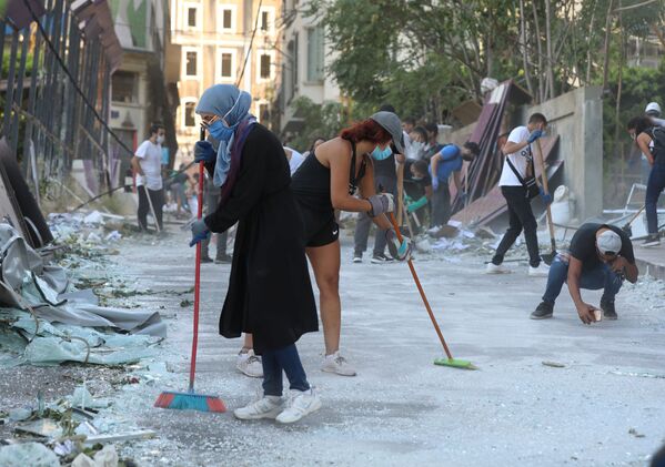 Tình nguyện viên dọn dẹp đường phố bị ảnh hưởng bởi vụ nổ ở cảng Beirut - Sputnik Việt Nam