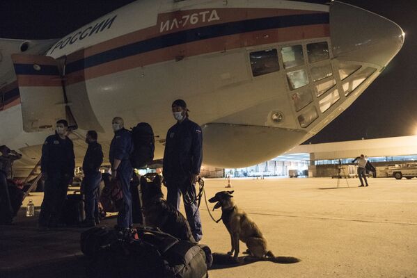 Máy bay Il-76TD hạ cánh ở Beirut mang thiết bị và chở chuyên gia Nga sang hỗ trợ nhân dân  Lebanon sau vụ nổ kinh hoàng  - Sputnik Việt Nam