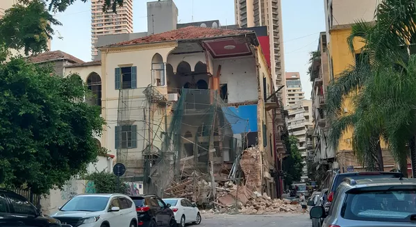 Ngôi nhà bị hư hại do vụ nổ khủng khiếp ở cảng Beirut Ngôi nhà bị hư hại do vụ nổ khủng khiếp ở cảng Beirut - Sputnik Việt Nam