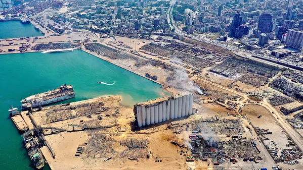 Cảnh cảng nhìn từ trên không và các khu vực xung quanh Beirut bị hư hại do vụ nổ Cảnh cảng nhìn từ trên không và các khu vực xung quanh Beirut bị hư hại do vụ nổ - Sputnik Việt Nam