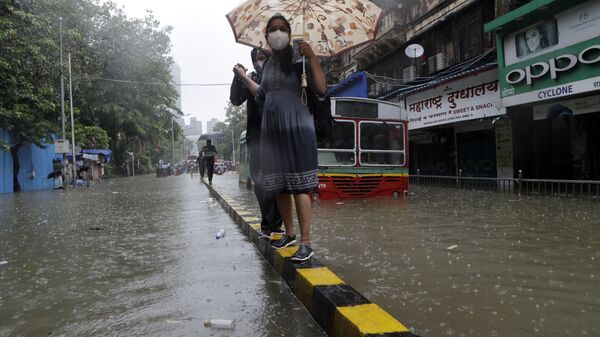 Đường phố ngập trong trận mưa lớn ở Mumbai, Ấn Độ - Sputnik Việt Nam