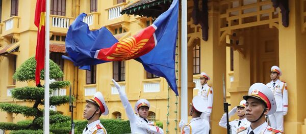 Lực lượng tiêu binh thực hiện nghi thức thượng cờ ASEAN.  - Sputnik Việt Nam