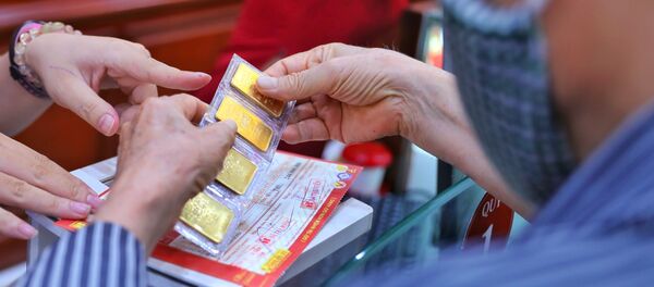 Giao dịch vàng tại Công ty Vàng bạc Đá quý Bảo Tín- Minh Châu. - Sputnik Việt Nam