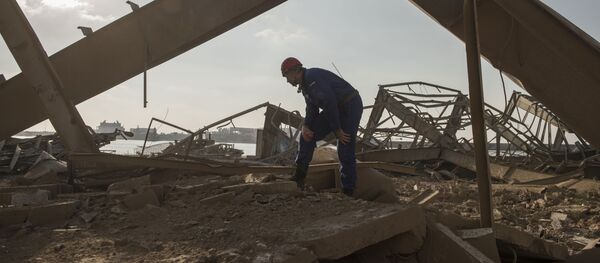 Nhân viên Bộ Tình trạng Khẩn cấp Liên bang Nga trong quá trình dọn dẹp đống đổ nát ở cảng Beirut - Sputnik Việt Nam