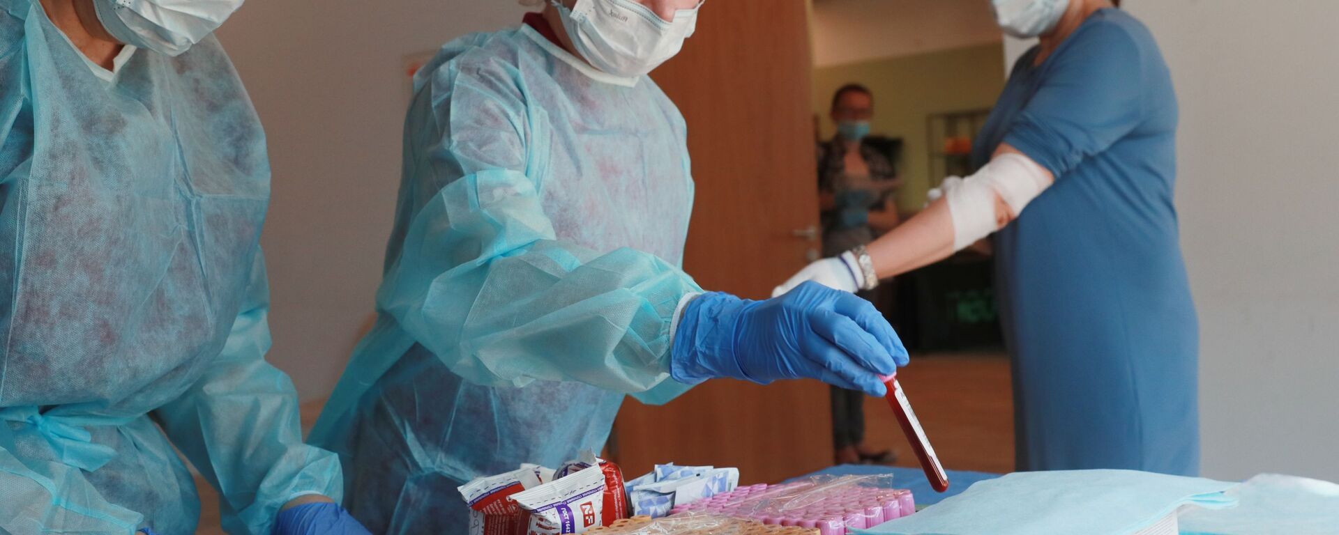 Lấy mẫu máu từ tĩnh mạch để kiểm tra sự hiện diện của kháng thể đối với coronavirus COVID-19. - Sputnik Việt Nam, 1920, 22.11.2021