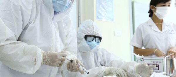 Nhân viên y tế lấy mẫu xét nghiệm nhanh cho người về từ Đà Nẵng, tại phường Bách Khoa và phường Cầu Dền (quận Hai Bà Trưng). - Sputnik Việt Nam