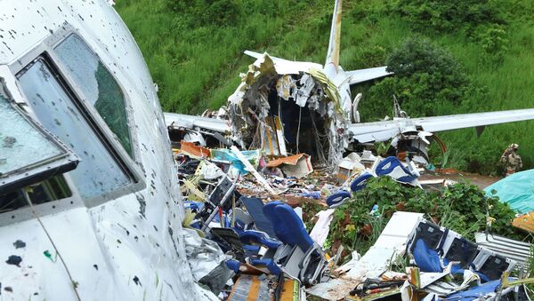 Chiếc Boeing 737 của hãng hàng không giá rẻ Ấn Độ Air India Express đã hạ cánh cứng. - Sputnik Việt Nam