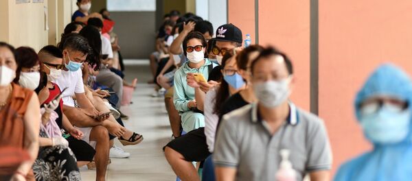 Dòng người chờ xét nghiệm coronavirus tại một trung tâm test nhanh ở Hà Nội, Việt Nam. - Sputnik Việt Nam