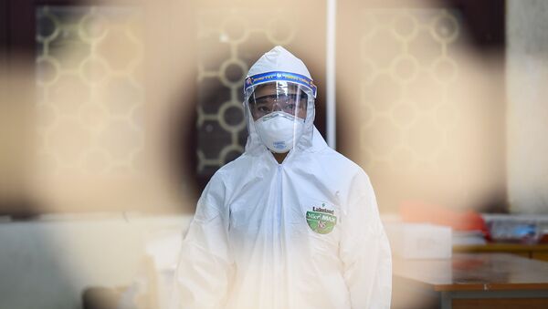 Nhân viên y tế trong trang phục bảo hộ tại một trung tâm xét nghiệm Covid-19 dã chiến tại Hà Nội, Việt Nam. - Sputnik Việt Nam