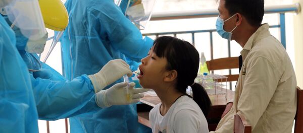 Lấy mẫu xét nghiệm COVID-19 cho du khách bị mắc kẹt tại Đà Nẵng để hoàn tất quy trình đăng ký bay về thành phố Hồ Chí Minh. - Sputnik Việt Nam