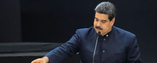 Tổng thống Venezuela Nicolas Maduro cùng với những thỏi vàng - Sputnik Việt Nam