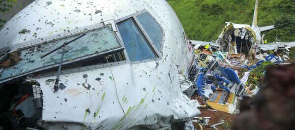 Chiếc Boeing 737 của hãng hàng không giá rẻ Ấn Độ Air India Express đã hạ cánh cứng. - Sputnik Việt Nam