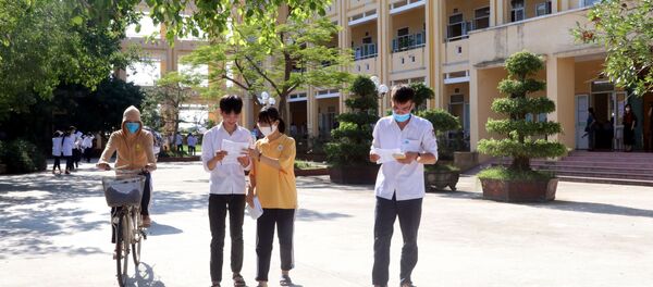 Thí sinh tại Hội đồng thi Trường THPT Nghĩa Hưng A (huyện Nghĩa Hưng, tỉnh Nam Định) hoàn thành bài thi môn Ngoại ngữ (tiếng Anh). - Sputnik Việt Nam