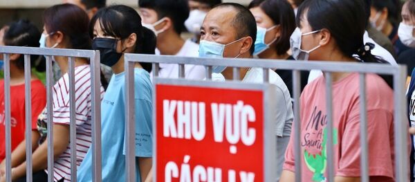 Người dân đến lấy mẫu được bố trí ngồi chờ theo khu vực quy định. - Sputnik Việt Nam