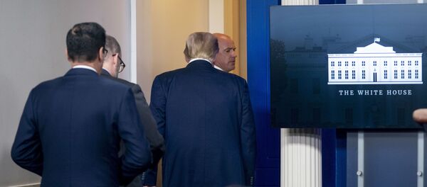 Nhân viên đội bảo vệ đưa gấp ông Trump rời buổi họp báo Nhân viên đội bảo vệ đưa gấp ông Trump rời buổi họp báo - Sputnik Việt Nam