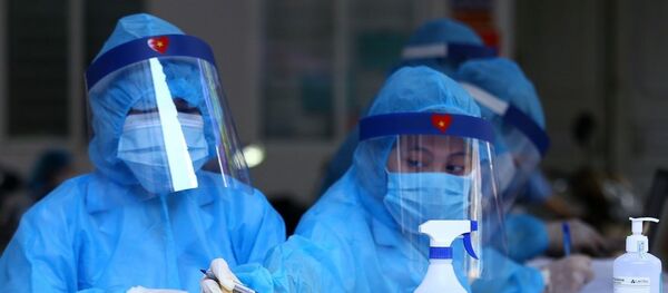 Mẫu được chuyển đến các trung tâm xét nghiệm bằng phương pháp RT-PCR. - Sputnik Việt Nam