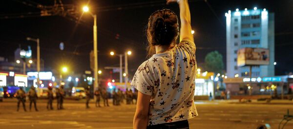 Một cô gái trong cuộc biểu tình ở Minsk sau cuộc bầu cử tổng thống - Sputnik Việt Nam