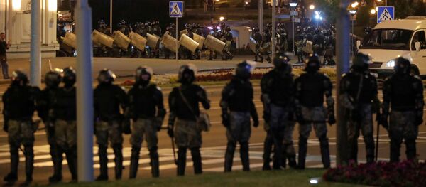 Nhân viên thực thi pháp luật tại ga tàu điện ngầm Nemiga ở Minsk - Sputnik Việt Nam