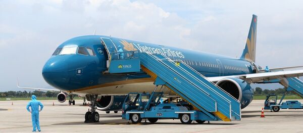 Máy bay của Vietnam Airlines đưa hành khách từ Đà Nẵng trở về đã tới sân bay Nội Bài. - Sputnik Việt Nam