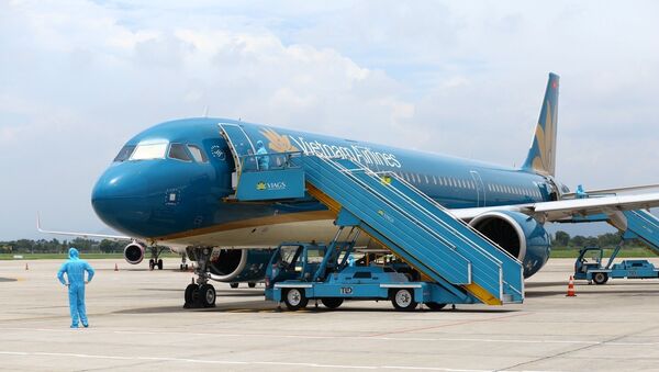 Máy bay của Vietnam Airlines đưa hành khách từ Đà Nẵng trở về đã tới sân bay Nội Bài. - Sputnik Việt Nam