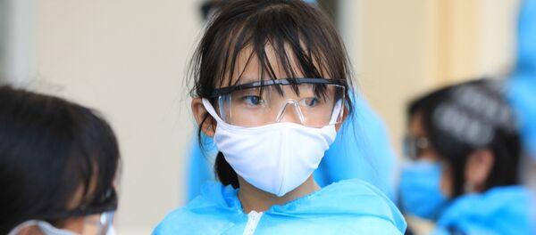 Một hành khách nhỏ tuổi tại khu cách ly tập trung Trường quân sự Bộ Tư lệnh Thủ đô. - Sputnik Việt Nam