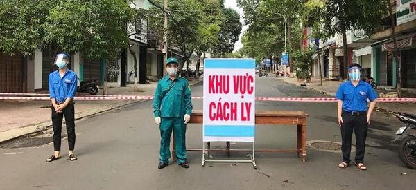 Đoàn viên, thanh niên Phường Thắng Lợi (thành phố Buôn Ma Thuột) tham gia kiểm soát chốt phong tỏa, cách ly. - Sputnik Việt Nam
