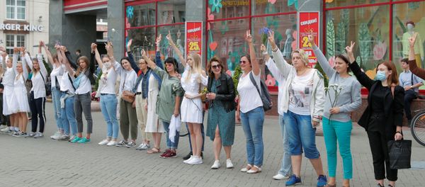 Người biểu tình tại Cửa hàng bách hóa trung tâm ở Minsk - Sputnik Việt Nam