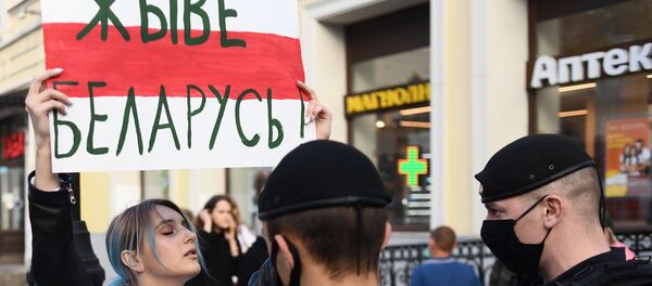 Một cô gái với tấm áp phích Live Belarus! tại đại sứ quán Belarus ở Moscow Một cô gái với tấm áp phích Live Belarus! tại đại sứ quán Belarus ở Moscow - Sputnik Việt Nam