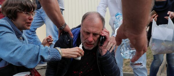 Người thân và bạn bè túc trực tại các bức tường của đồn cảnh sát trung tâm trên phố Akrestsin với hy vọng rằng ngày hôm nay họ sẽ bắt đầu trả tự do cho những người bị giam giữ trong cuộc biểu tình Người thân và bạn bè túc trực tại các bức tường của đồn cảnh sát trung tâm trên phố Akrestsin với hy vọng rằng ngày hôm nay họ sẽ bắt đầu trả tự do cho những người bị giam giữ trong cuộc biểu tình - Sputnik Việt Nam