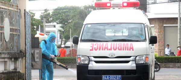 Diễn tập sát khuẩn xe cấp cứu chở người nghi mắc bệnh COVID-19. - Sputnik Việt Nam