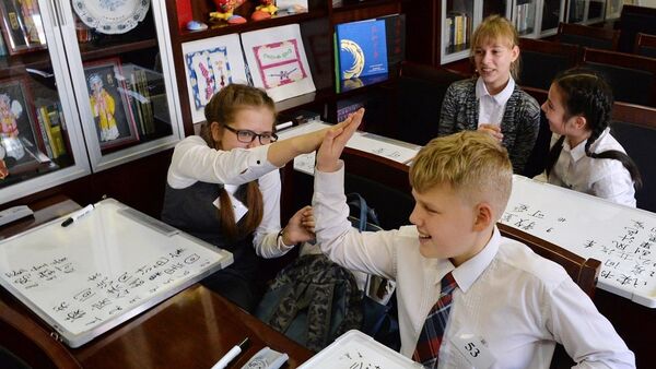 Học sinh đọc chính tả bằng tiếng Trung tại Viện Khổng Tử thuộc Đại học Liên bang Viễn Đông ở Vladivostok. - Sputnik Việt Nam