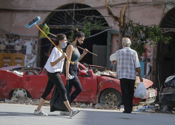 Các cô gái tình nguyện ở vùng ngoại ô Beirut bị tàn phá sau vụ nổ - Sputnik Việt Nam