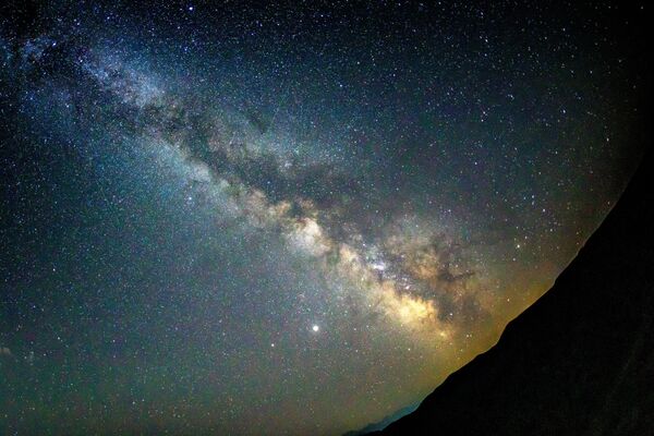 Bầu trời đầy sao ở Krasnodar, Liên bang Nga trong trận mưa sao băng Perseid - Sputnik Việt Nam