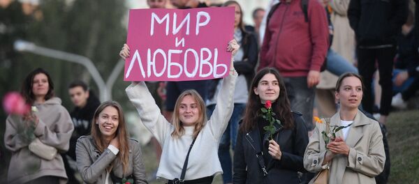 Phụ nữ Minsk tham gia biểu tình với hoa và khẩu hiệu Hòa bình và tình yêu Phụ nữ Minsk tham gia biểu tình với hoa và khẩu hiệu Hòa bình và tình yêu - Sputnik Việt Nam